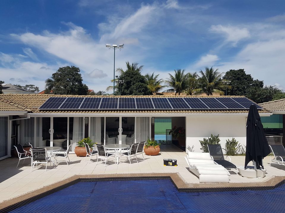 instalação-placas-solares-casa-com-piscina-modulo-energia