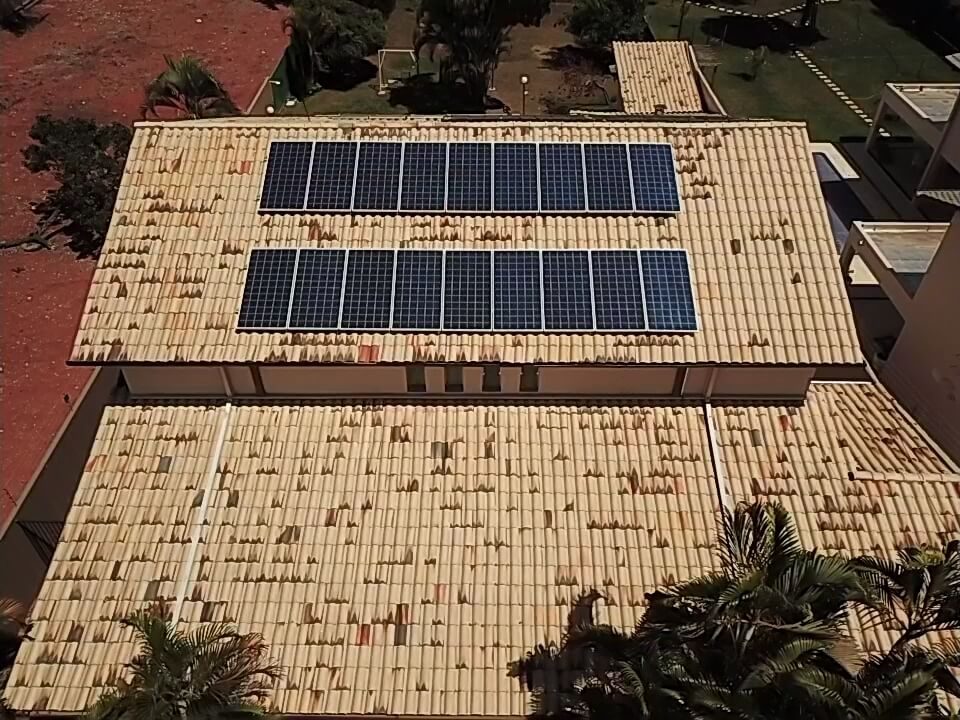sistema-de-placas-solares-em-telhado-ceramica